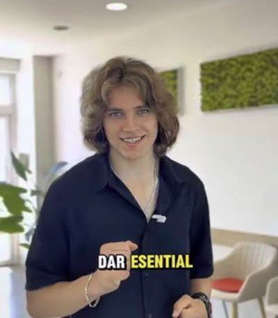 Denis filmând un clip de prezentare într-un birou